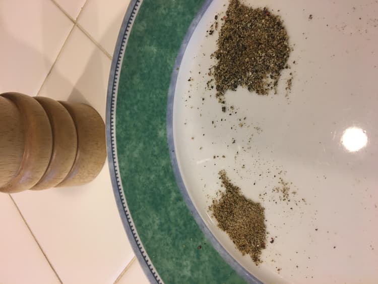 Fine (left) vs medium (right) coarse grind. Can't do a very coarse of cracked pepper.