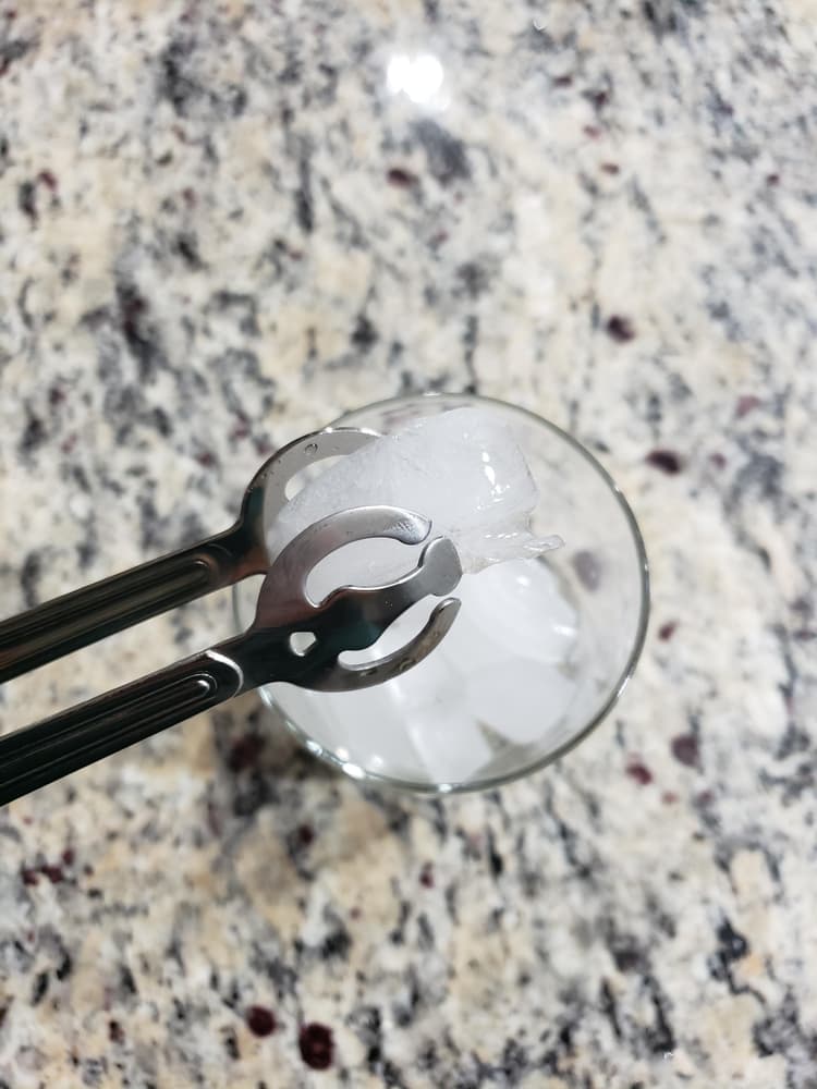 Easily grips ice cubes