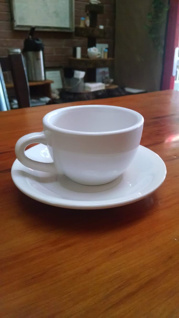 Sturdy saucers, easy to clean