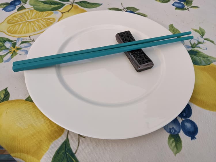 Chopsticks do not fall off easily.